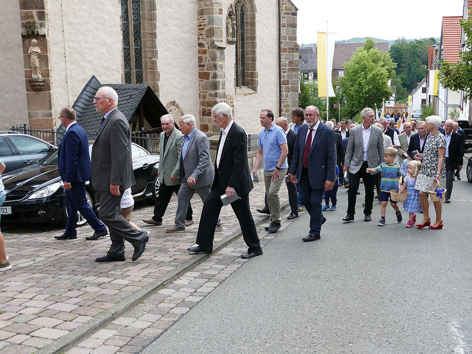 Fronleichnamsprozession durch die Straßen von Naumburg (Foto: Karl-Franz Thiede)